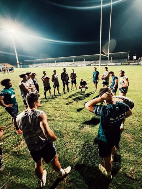 Dernier réglage ⚙️
Retour en image sur l’entraînement de ce vendredi soir ! 🤍💙
Au programme opposition face à nos U19 Élite pour continuer le travail 💪🏼

Le @superxiii_rugbyleague reprend la semaine prochaine 🔥
Nos joueurs ont hâte de retrouver le terrain !

📸 @aarliste 

#rugby #rugbyleague #rugbyxiii #bisonsavignon