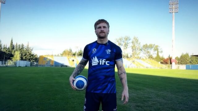 𝗝𝗼𝗲 𝗞𝗲𝘆𝗲𝘀 𝗲𝘀𝘁 𝘂𝗻 𝗕𝗶𝘀𝗼𝗻.

Demi de mêlée et international irlandais, il arrive des Bradford Bulls, en Super League.
Cette semaine, il a découvert le vestiaire, ses nouveaux coéquipiers et la pelouse du Parc des Sports.

Ecrivez lui un mot de bienvenue en commentaire, en français ou en anglais.

𝗪𝗲𝗹𝗰𝗼𝗺𝗲 𝘁𝗼 𝗔𝘃𝗶𝗴𝗻𝗼𝗻, 𝗝𝗼𝗲 💙🤍

Rencontrez le lors de notre premier match à domicile : samedi 31 octobre, 18 h, contre Saint-Gaudens au Parc des Sports. 

@joepkeyes @superxiii_rugbyleague @ffrxiii

Avec le soutien de la Région Sud, du Département de Vaucluse, de la Ville d'Avignon et de l'IFC.

#SuperXIII #BisonsAvignon #RugbyAXIII #RugbyLeague #Avignon #Vaucluse